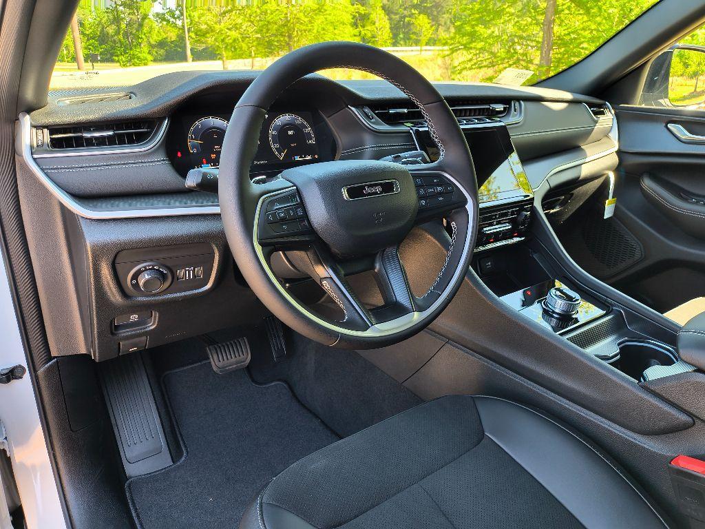 new 2025 Jeep Grand Cherokee car, priced at $39,725
