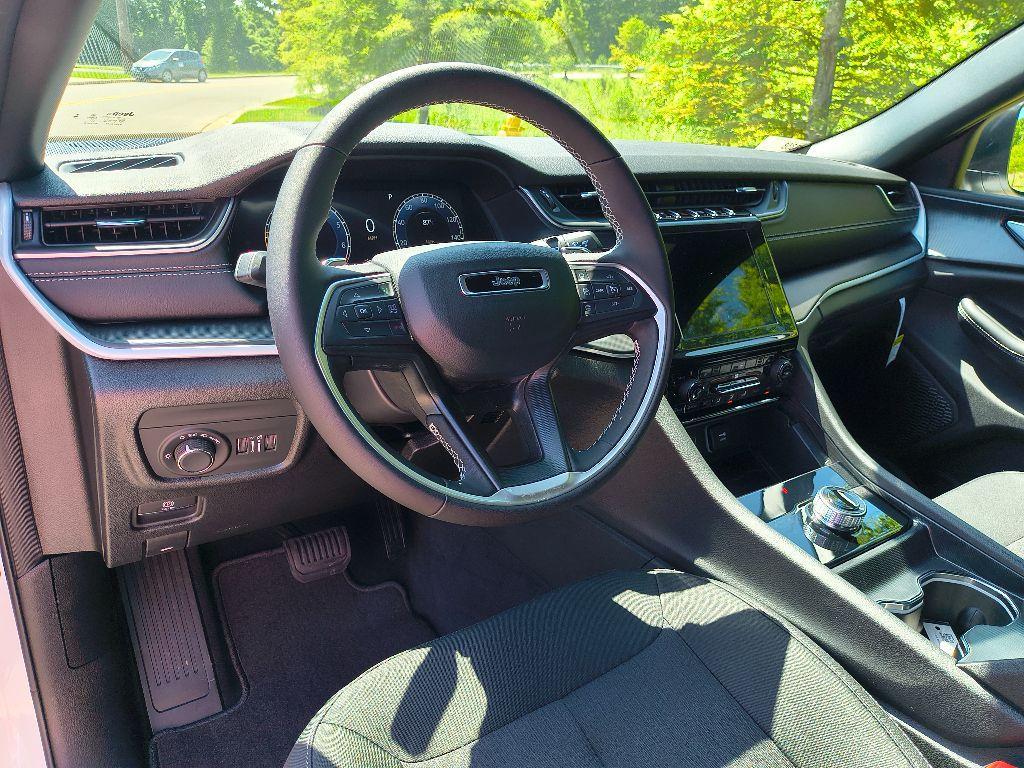 new 2025 Jeep Grand Cherokee L car, priced at $39,984