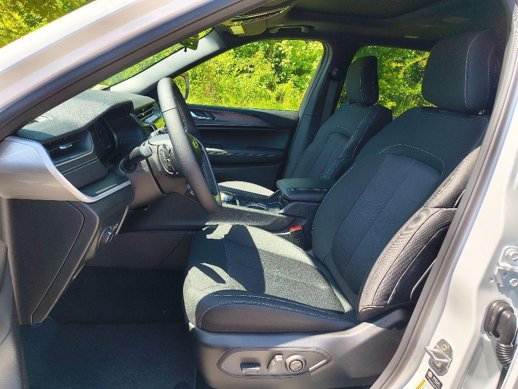 new 2025 Jeep Grand Cherokee L car, priced at $39,984