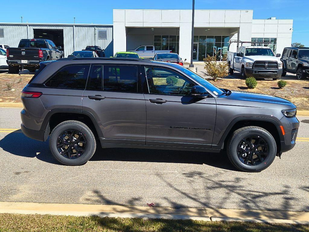 new 2025 Jeep Grand Cherokee car, priced at $37,980