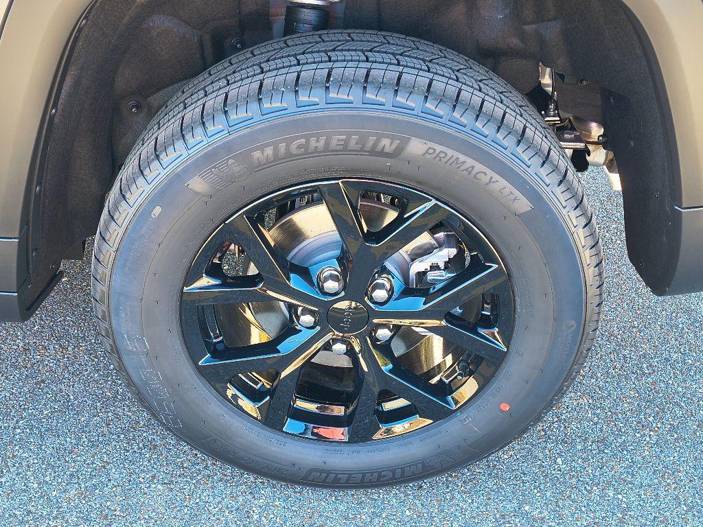 new 2025 Jeep Grand Cherokee car, priced at $37,980