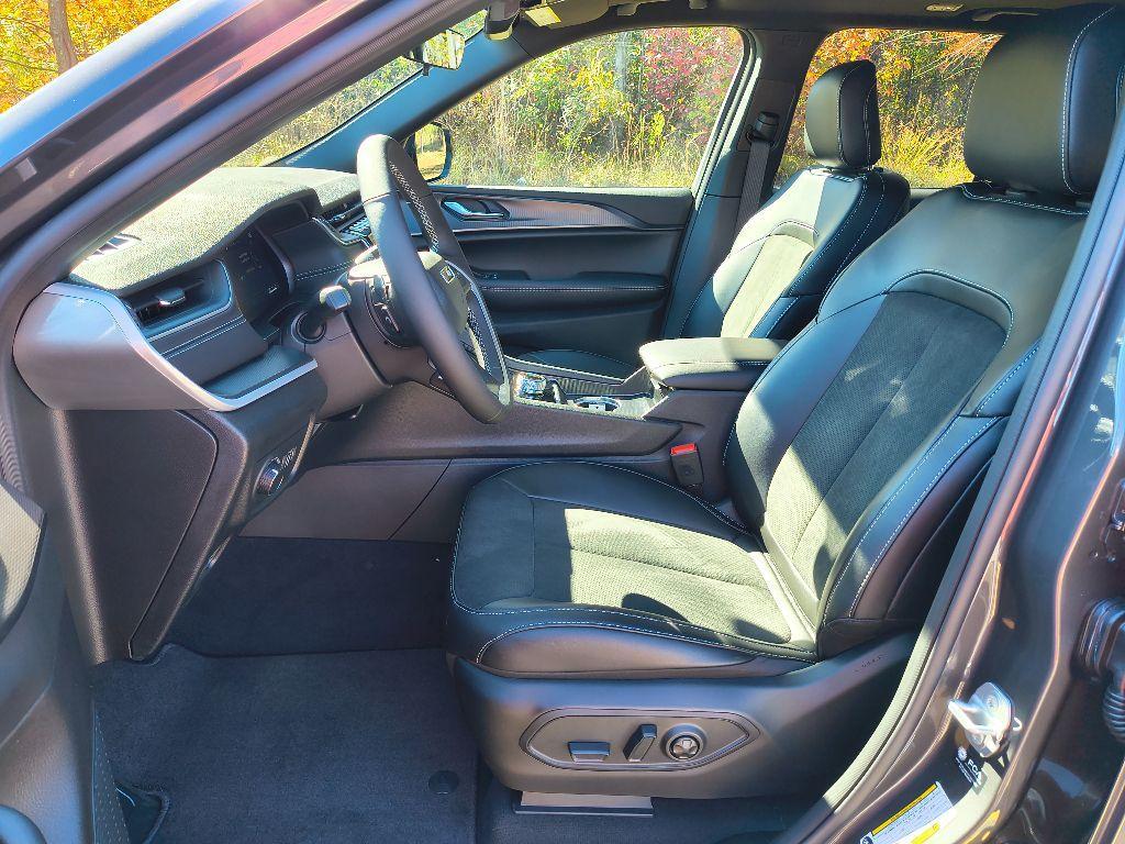 new 2025 Jeep Grand Cherokee car, priced at $37,980