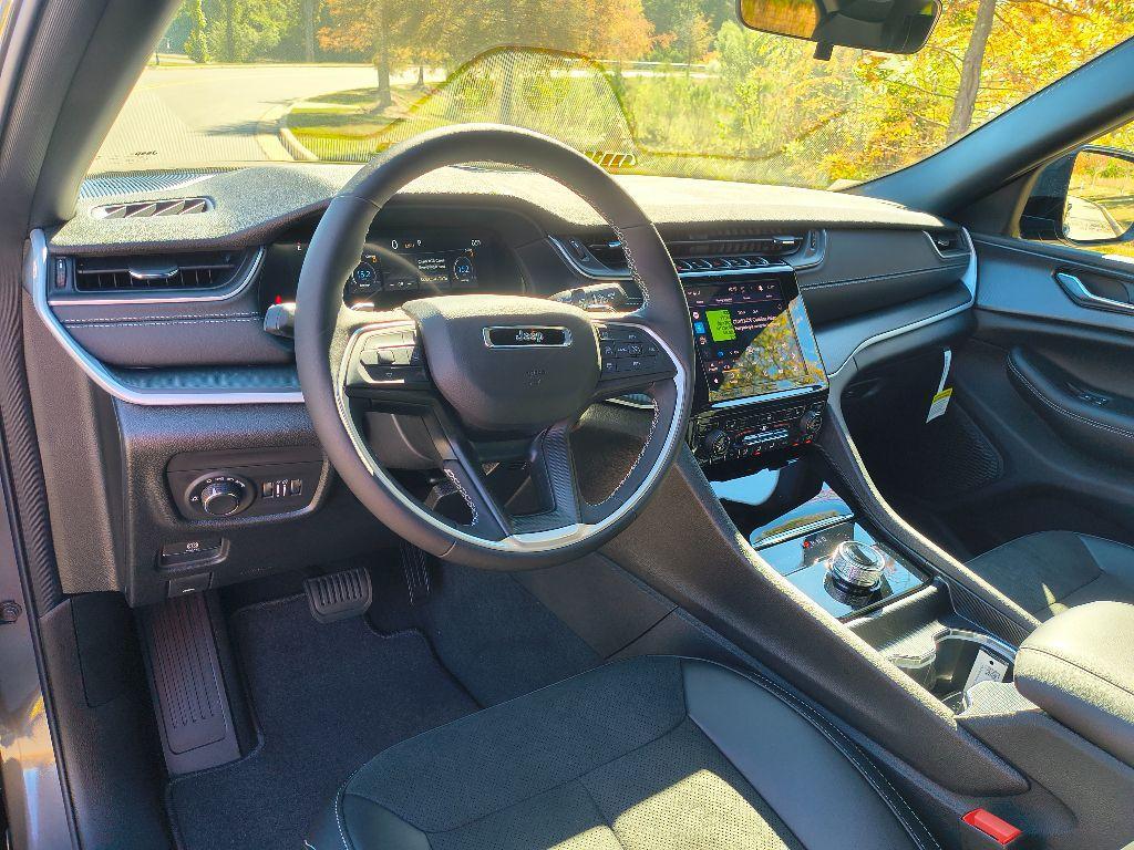 new 2025 Jeep Grand Cherokee car, priced at $37,980