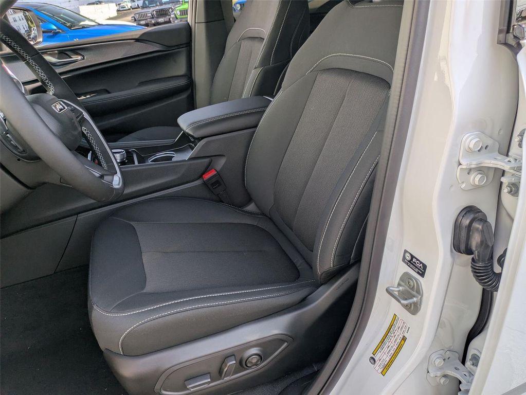 new 2025 Jeep Grand Cherokee car, priced at $40,325