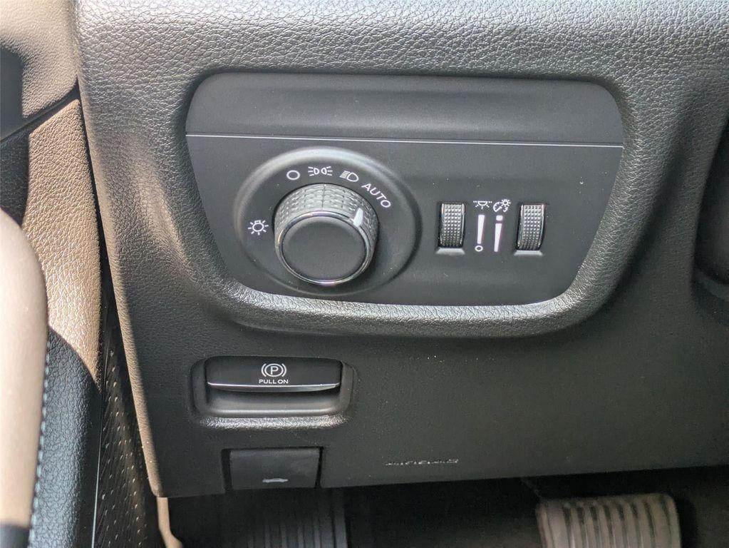 new 2025 Jeep Grand Cherokee car, priced at $40,325