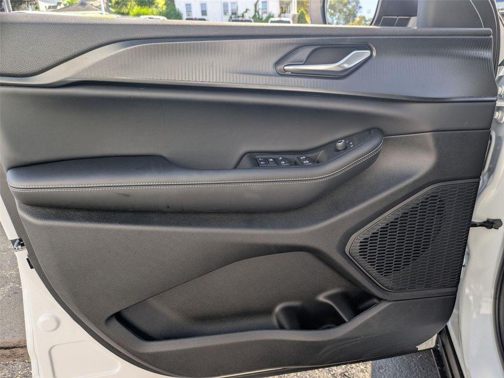 new 2025 Jeep Grand Cherokee car, priced at $40,325