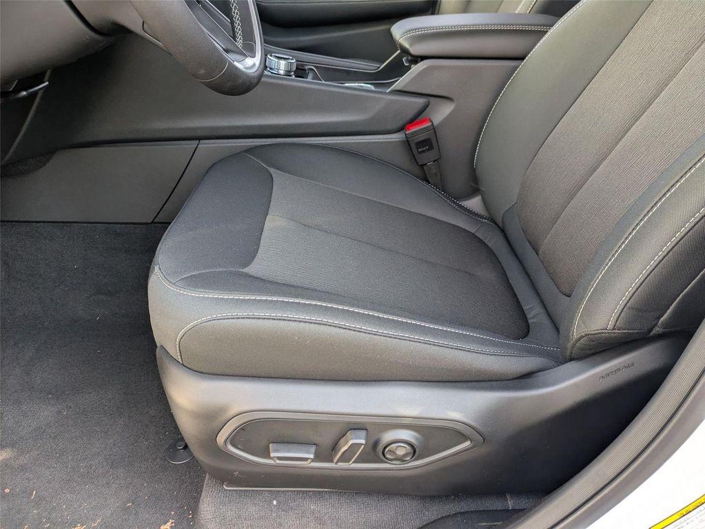 new 2025 Jeep Grand Cherokee car, priced at $40,325