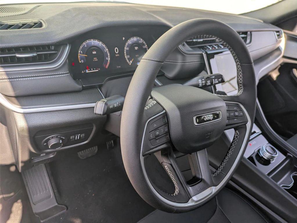 new 2025 Jeep Grand Cherokee car, priced at $40,325