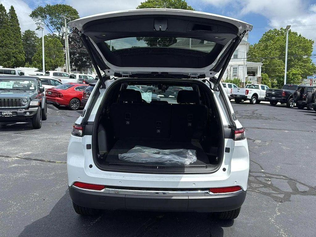 new 2025 Jeep Grand Cherokee car, priced at $37,825