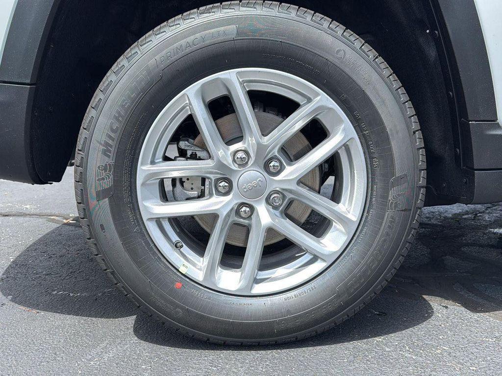 new 2025 Jeep Grand Cherokee car, priced at $37,825