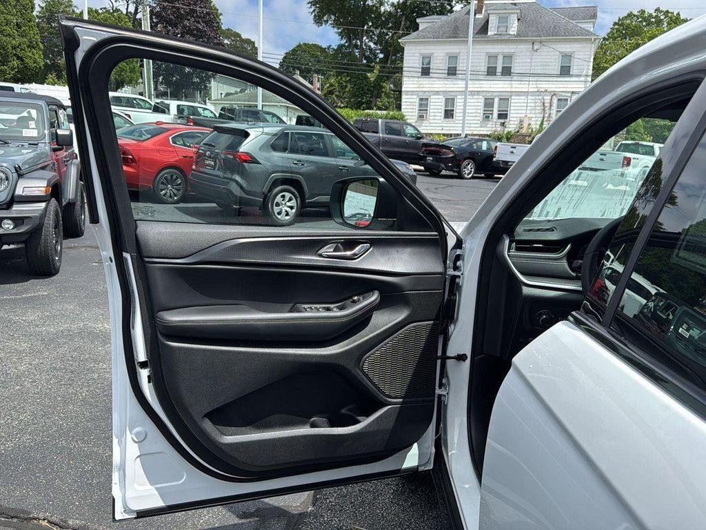 new 2025 Jeep Grand Cherokee car, priced at $37,825