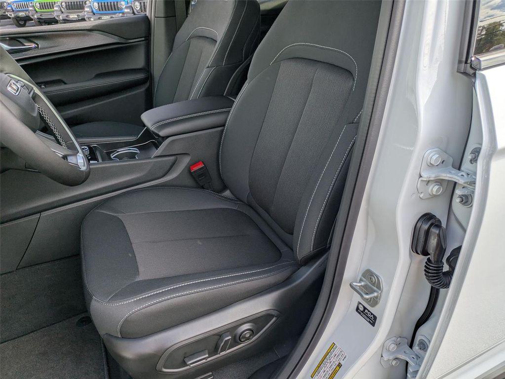 new 2025 Jeep Grand Cherokee car, priced at $39,325