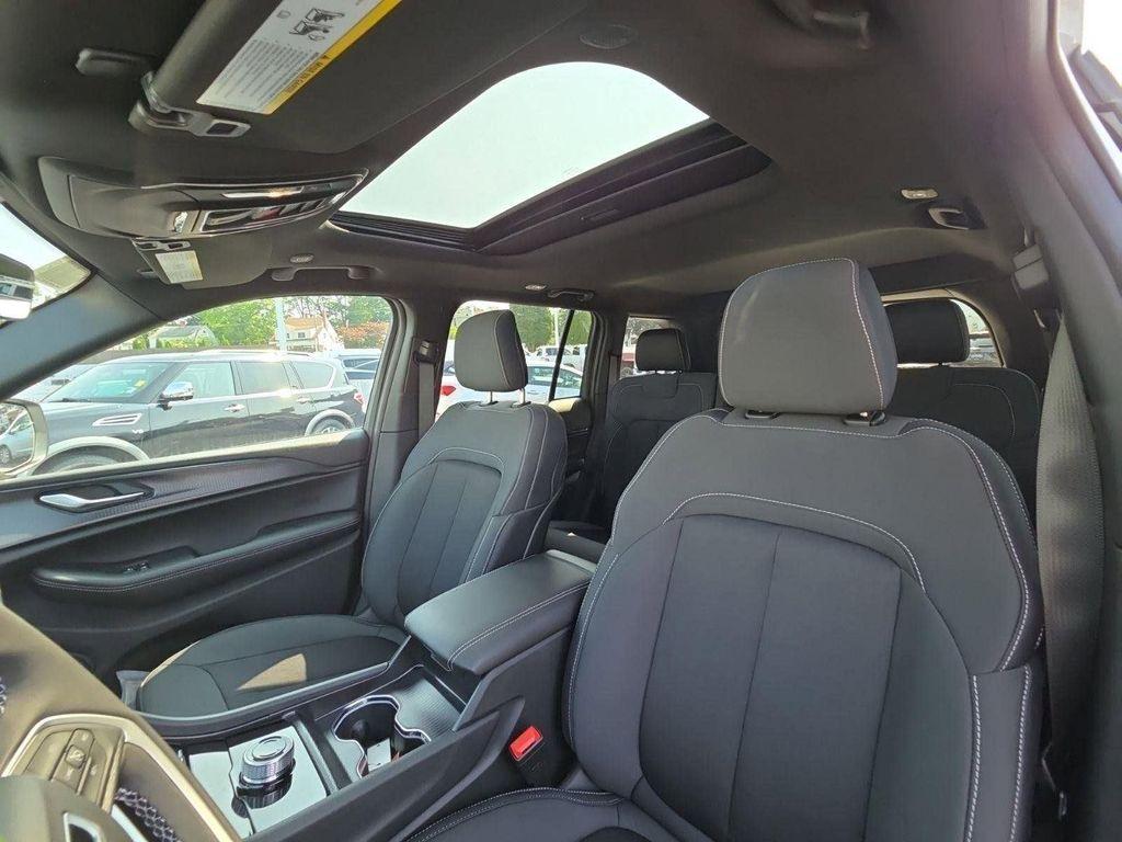 new 2025 Jeep Grand Cherokee car, priced at $37,825