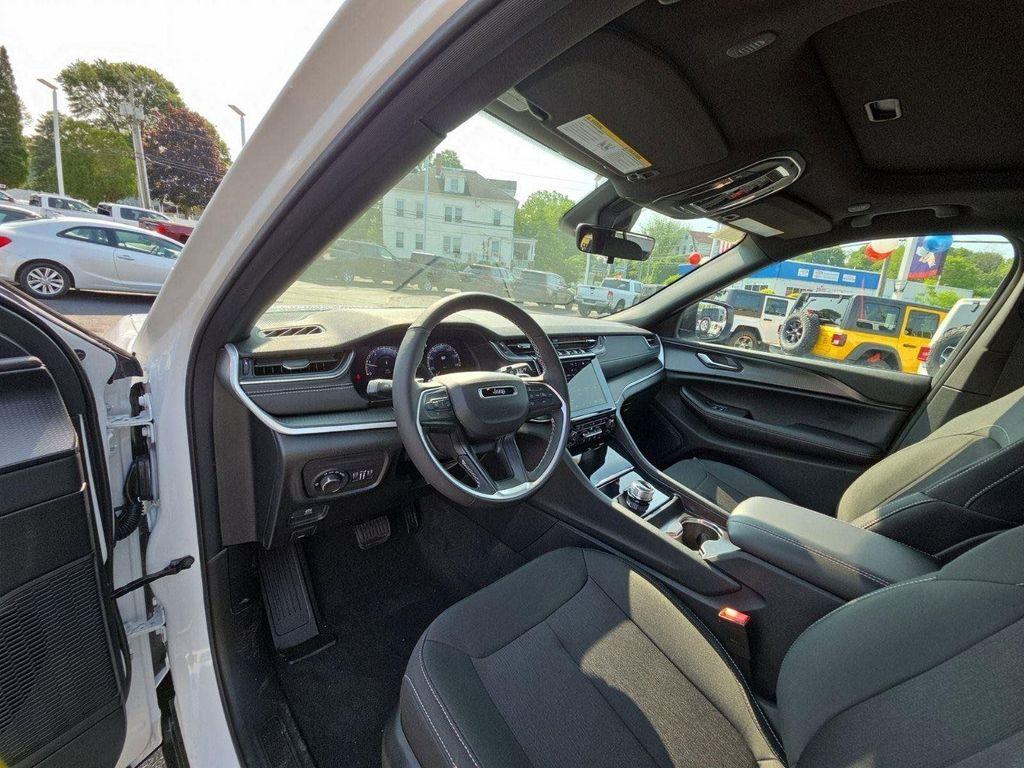 new 2025 Jeep Grand Cherokee car, priced at $37,825