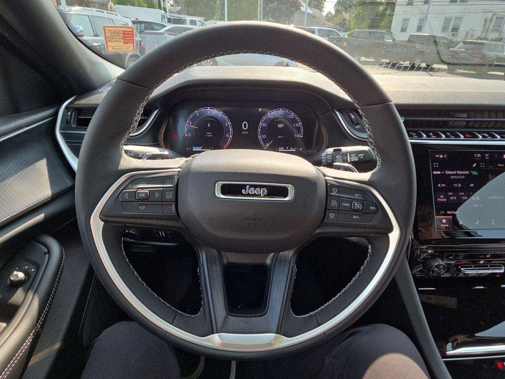 new 2025 Jeep Grand Cherokee car, priced at $37,825