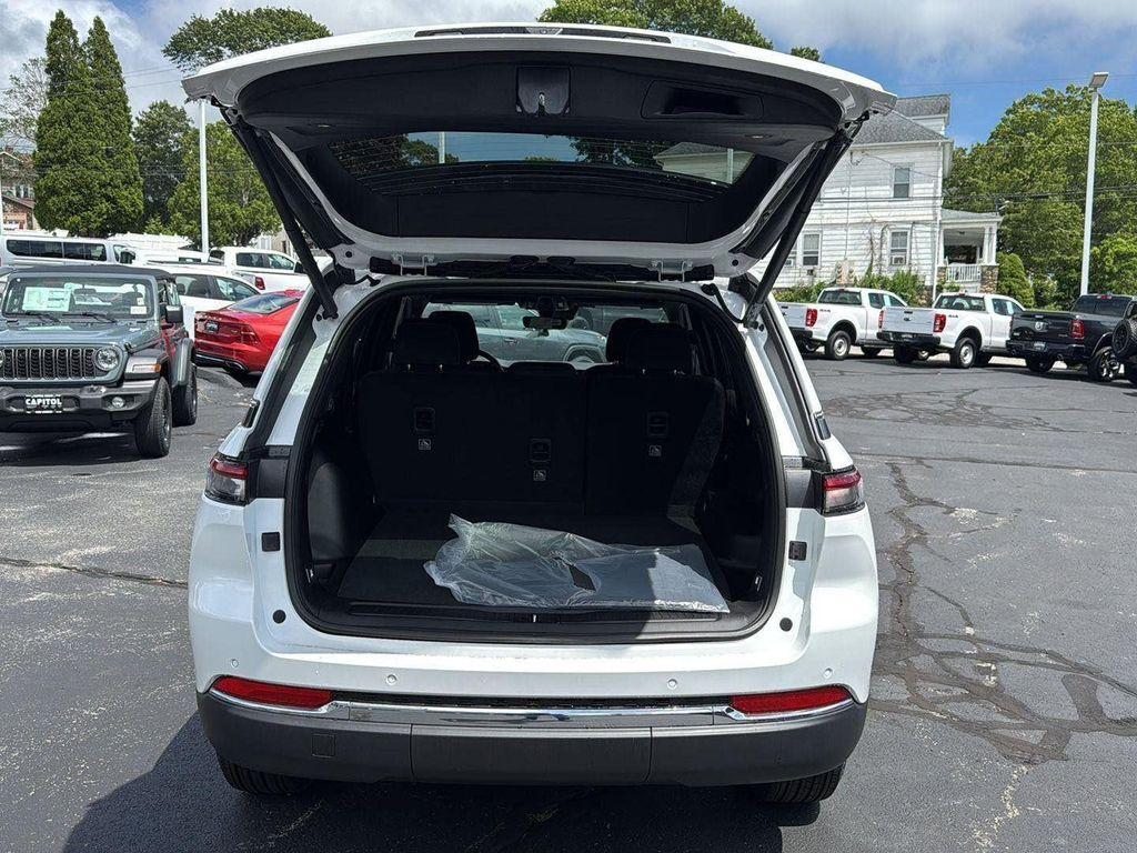 new 2025 Jeep Grand Cherokee car, priced at $37,934