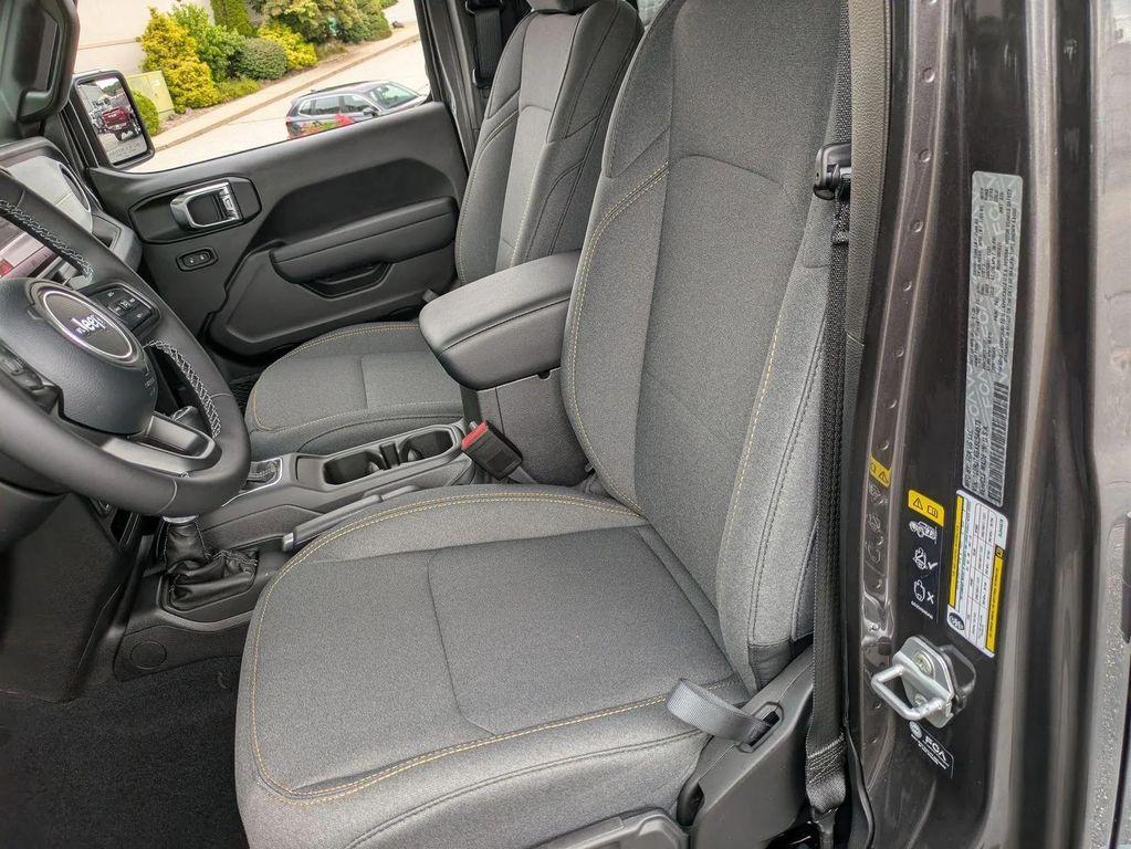 new 2025 Jeep Gladiator car, priced at $52,620