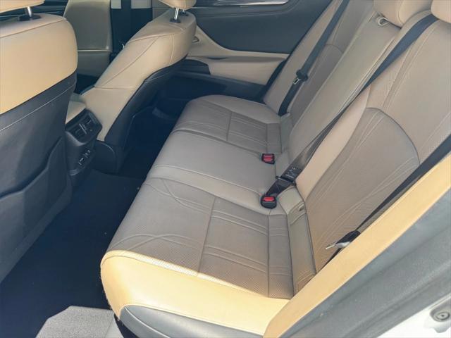 used 2019 Lexus ES 300h car, priced at $25,990