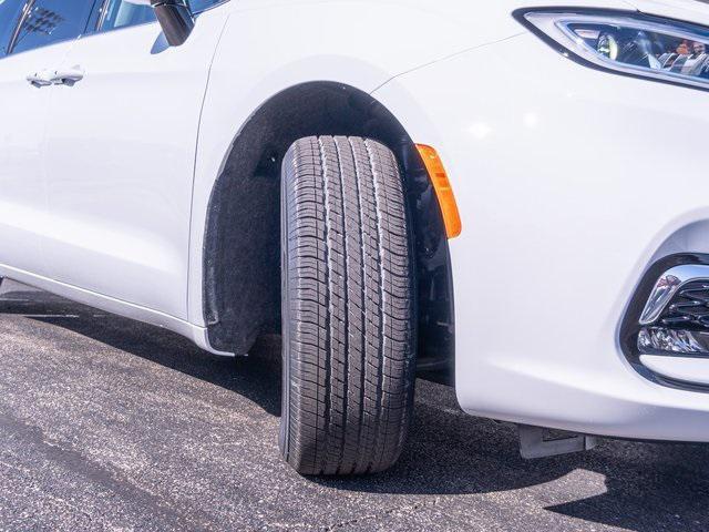 new 2024 Chrysler Pacifica car, priced at $40,878