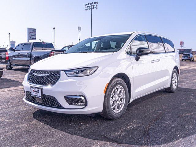 new 2024 Chrysler Pacifica car, priced at $40,878