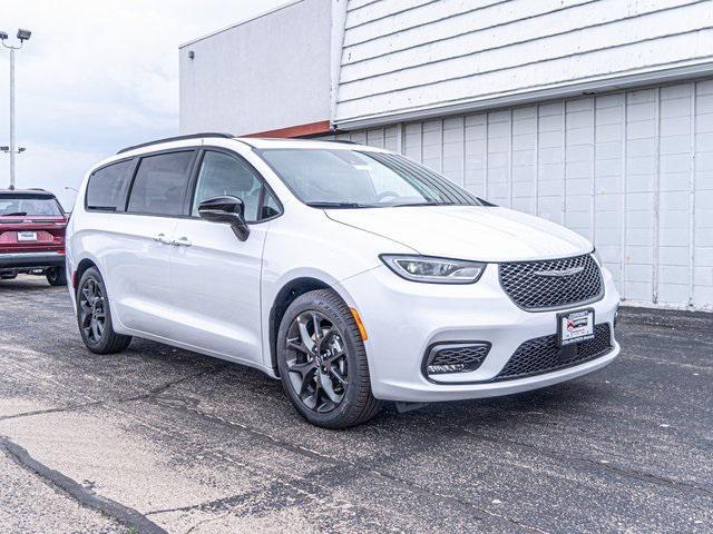 new 2024 Chrysler Pacifica car, priced at $44,580