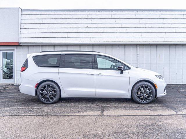 new 2024 Chrysler Pacifica car, priced at $44,580