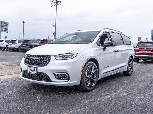 new 2024 Chrysler Pacifica car, priced at $43,062