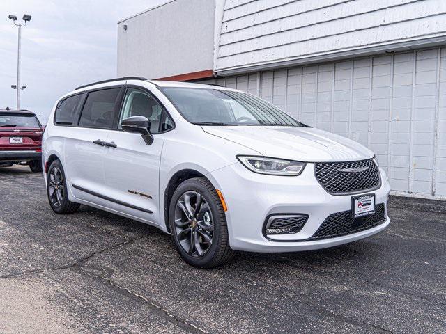 new 2024 Chrysler Pacifica car, priced at $43,062