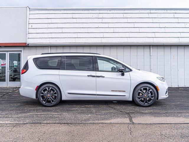 new 2024 Chrysler Pacifica car, priced at $43,062