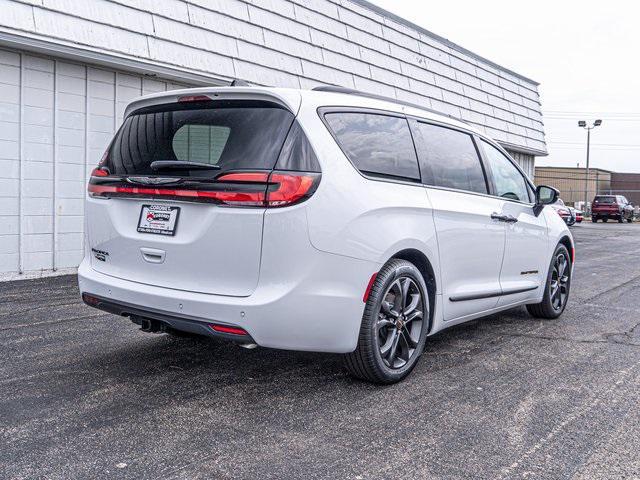 new 2024 Chrysler Pacifica car, priced at $43,062