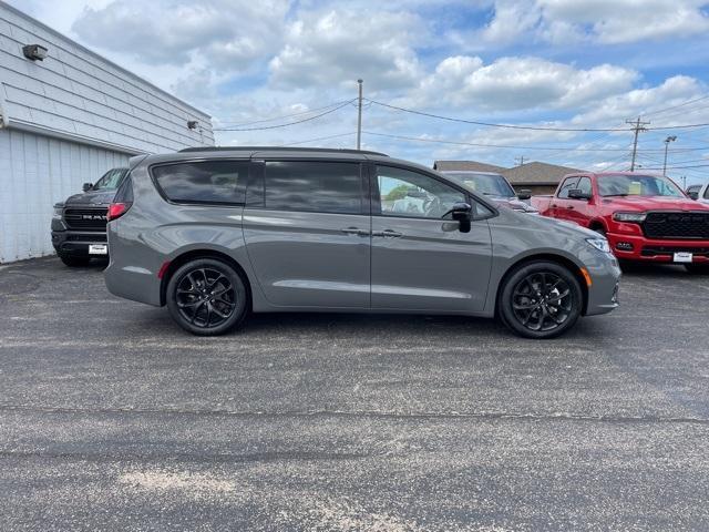 new 2024 Chrysler Pacifica car, priced at $45,022