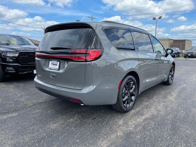 new 2024 Chrysler Pacifica car, priced at $45,022