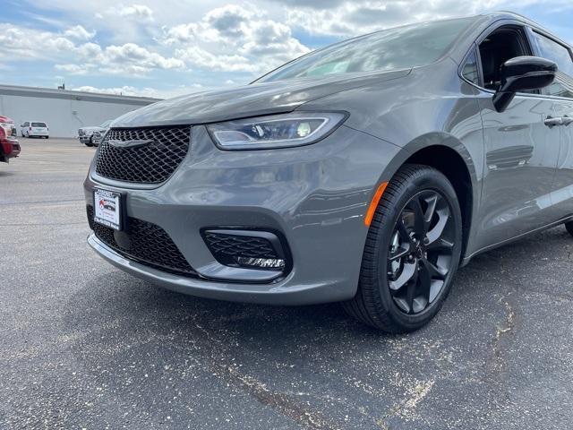 new 2024 Chrysler Pacifica car, priced at $45,022