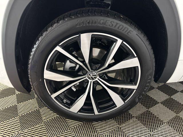 new 2026 Volkswagen Atlas Cross Sport car, priced at $53,456