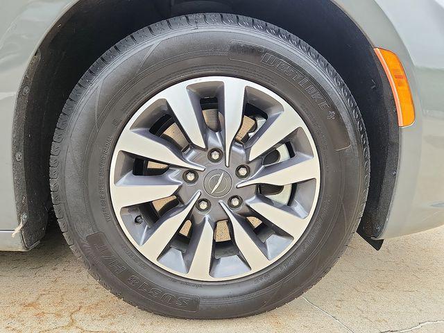 used 2022 Chrysler Pacifica Hybrid car, priced at $25,500