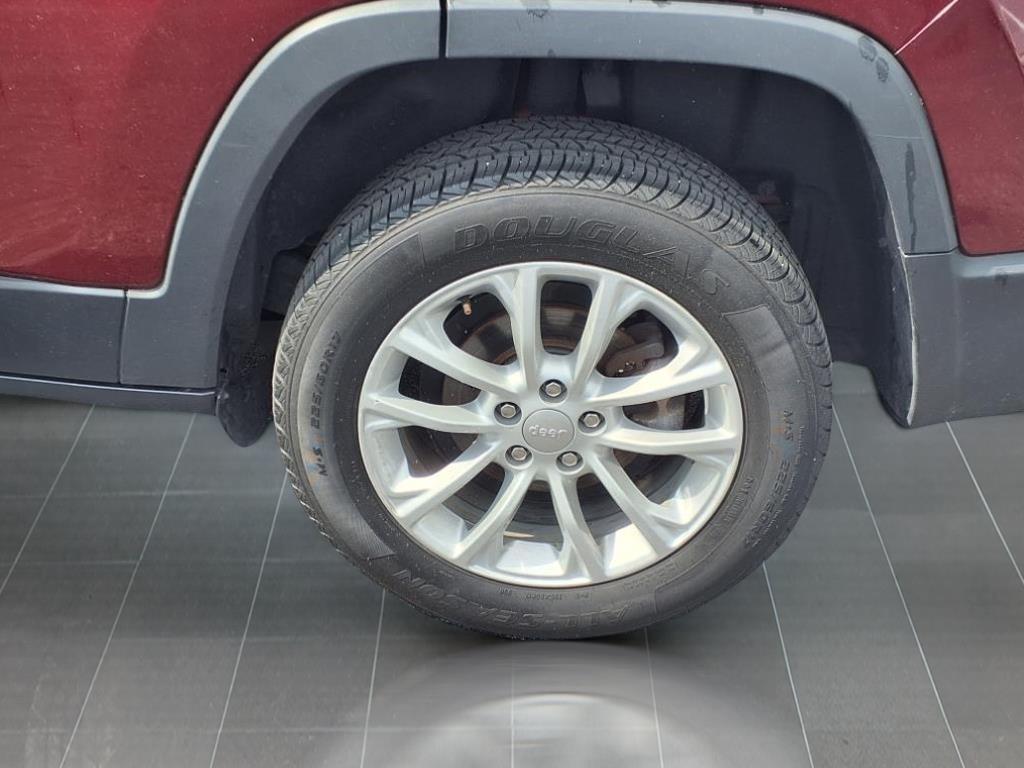 used 2019 Jeep Cherokee car, priced at $10,490