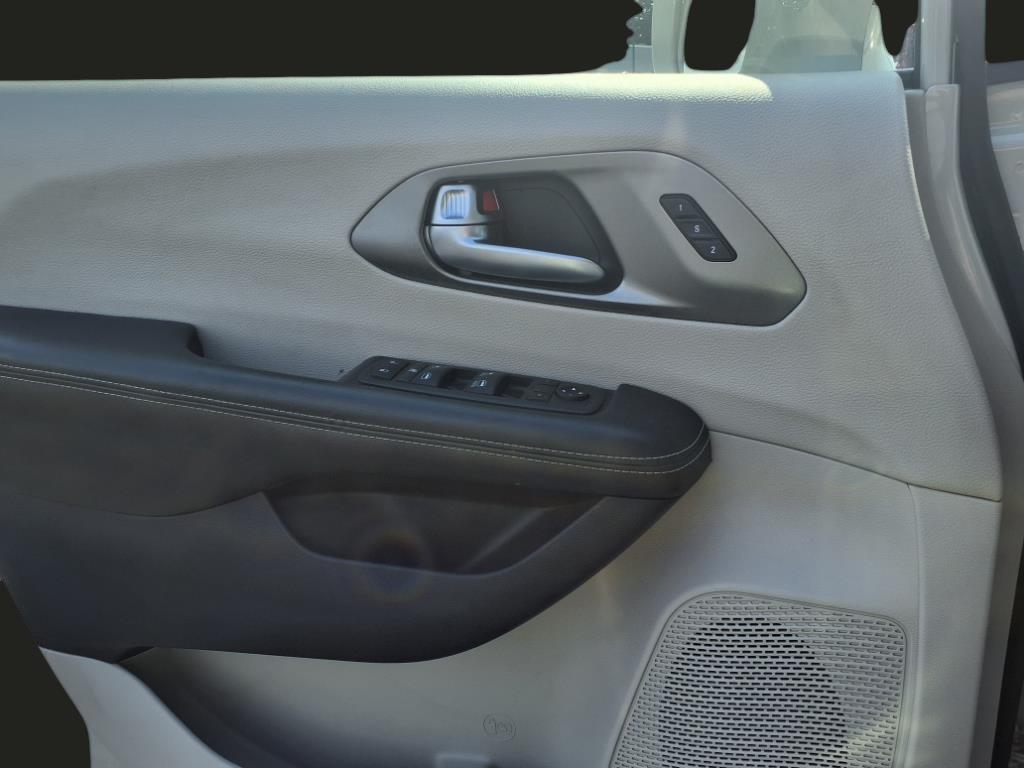 used 2021 Chrysler Pacifica car, priced at $23,269