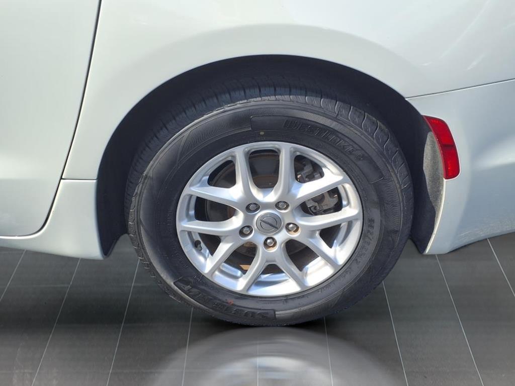 used 2021 Chrysler Pacifica car, priced at $23,269