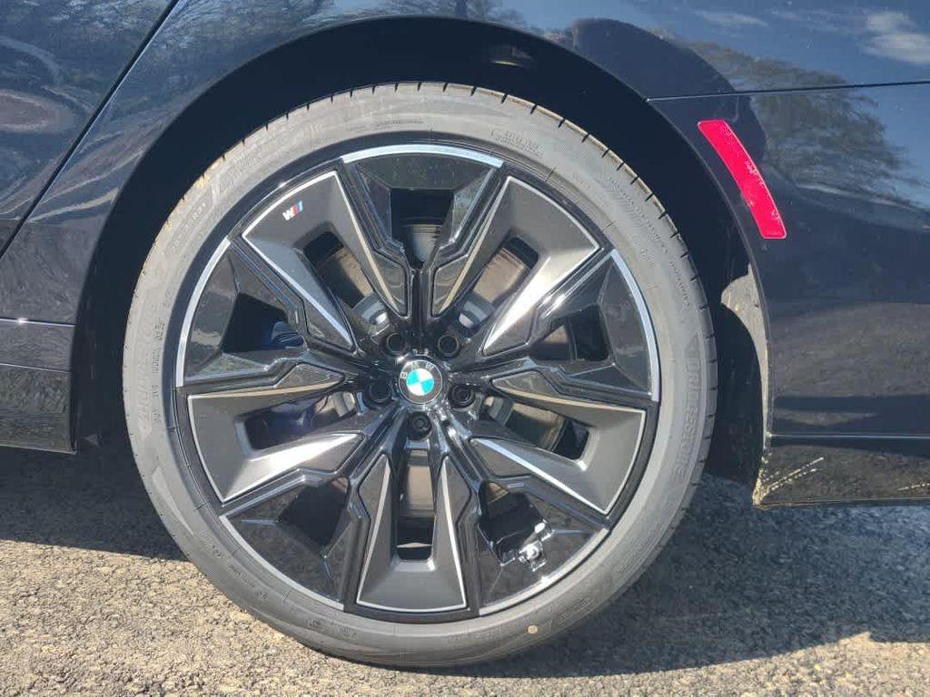 new 2025 BMW 760 car, priced at $135,475