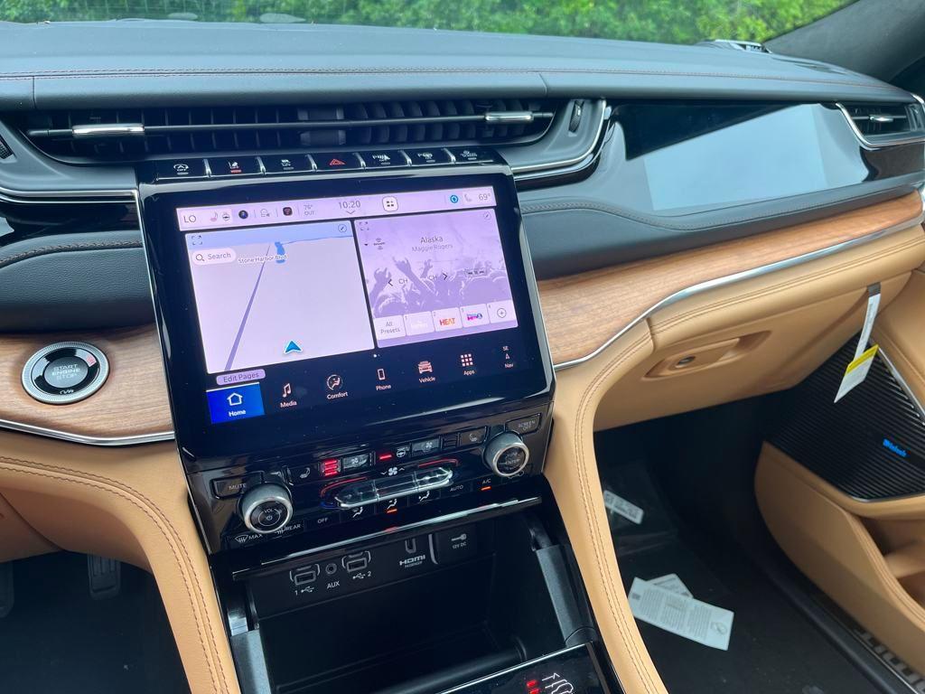 new 2025 Jeep Grand Cherokee car, priced at $59,749