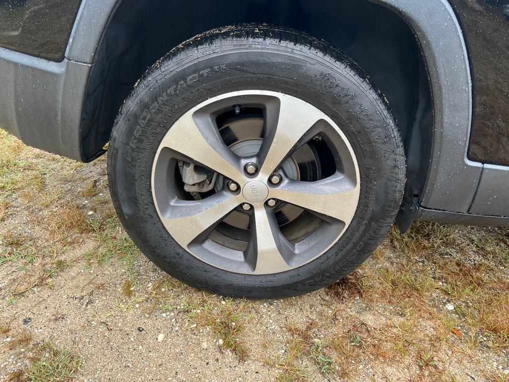 used 2021 Jeep Cherokee car, priced at $22,999