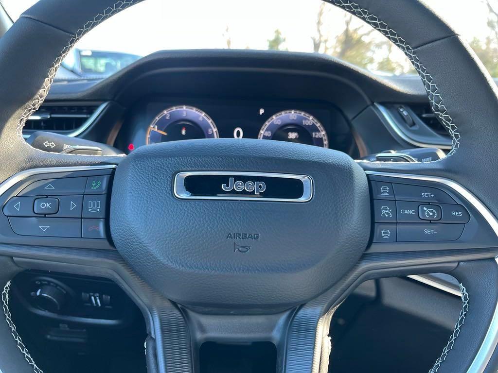 new 2025 Jeep Grand Cherokee car, priced at $38,681