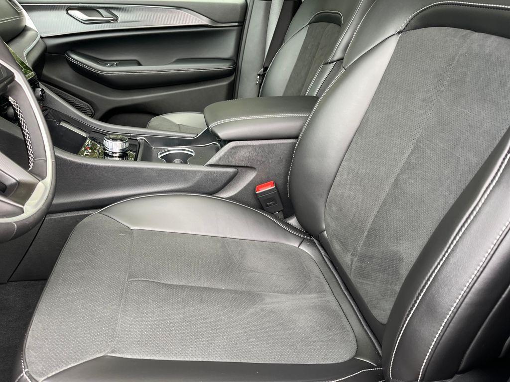 new 2025 Jeep Grand Cherokee car, priced at $45,625