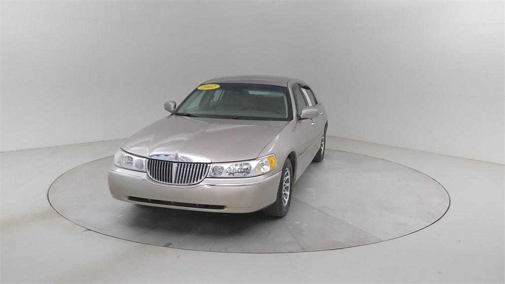 used 2002 Lincoln Town Car car, priced at $8,640