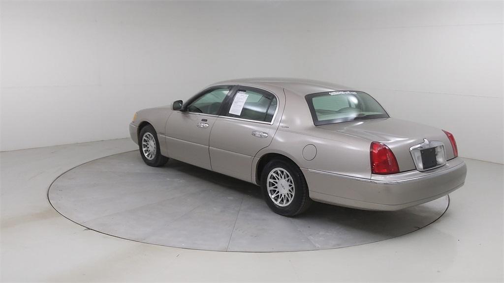 used 2002 Lincoln Town Car car, priced at $8,640
