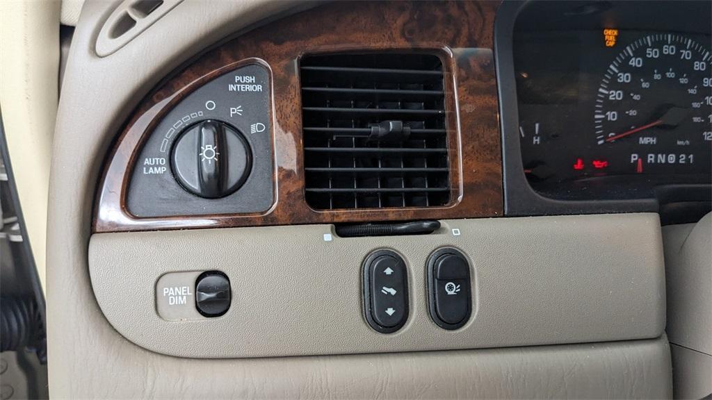 used 2002 Lincoln Town Car car, priced at $8,640