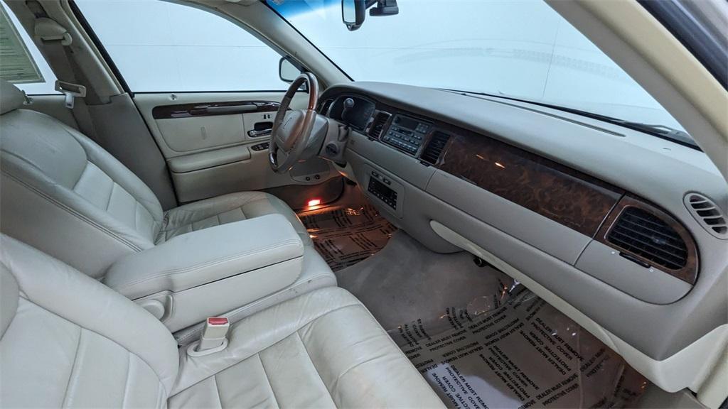 used 2002 Lincoln Town Car car, priced at $8,640