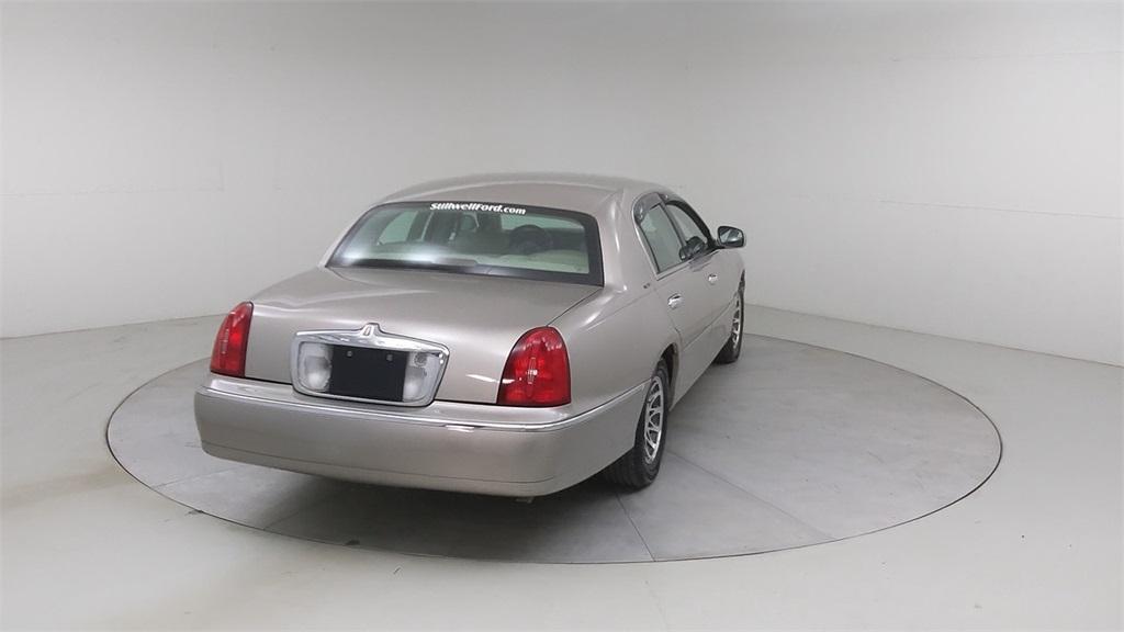 used 2002 Lincoln Town Car car, priced at $8,640