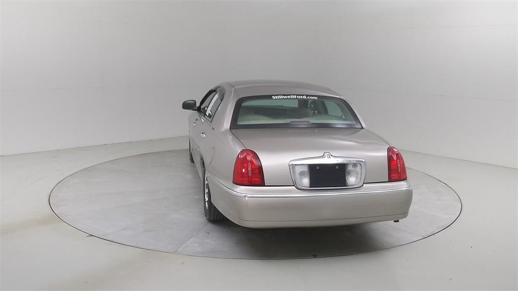 used 2002 Lincoln Town Car car, priced at $8,640