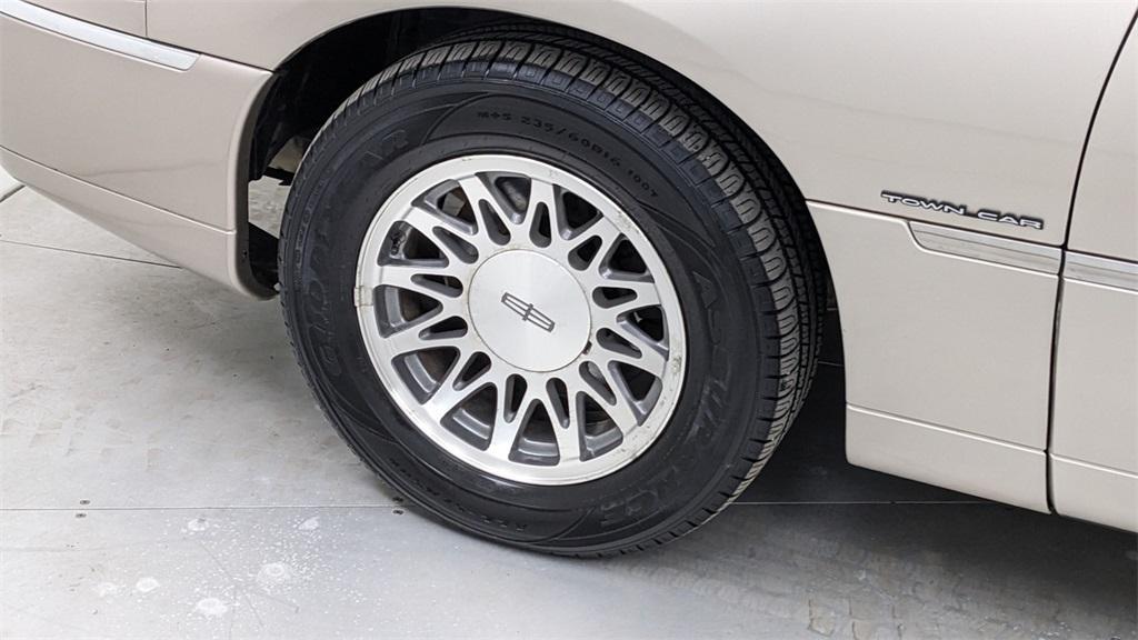 used 2002 Lincoln Town Car car, priced at $8,640